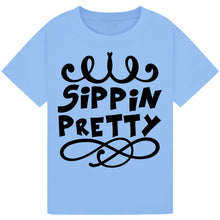Lade das Bild in den Galerie-Viewer, Sippin’ Pretty T-Shirt – Stylish Wine Lover Tee