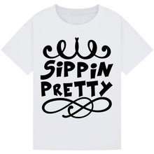 Lade das Bild in den Galerie-Viewer, Sippin’ Pretty T-Shirt – Stylish Wine Lover Tee