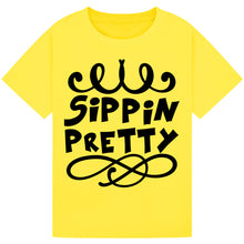 Lade das Bild in den Galerie-Viewer, Sippin’ Pretty T-Shirt – Stylish Wine Lover Tee