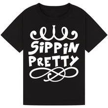 Lade das Bild in den Galerie-Viewer, Sippin’ Pretty T-Shirt – Stylish Wine Lover Tee
