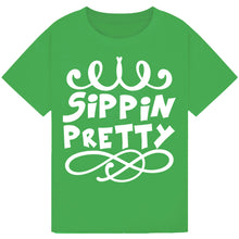 Lade das Bild in den Galerie-Viewer, Sippin’ Pretty T-Shirt – Stylish Wine Lover Tee
