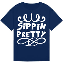 Lade das Bild in den Galerie-Viewer, Sippin’ Pretty T-Shirt – Stylish Wine Lover Tee
