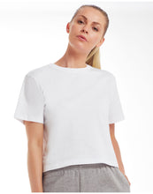 Lade das Bild in den Galerie-Viewer, Women&#39;s Organic Cropped T
